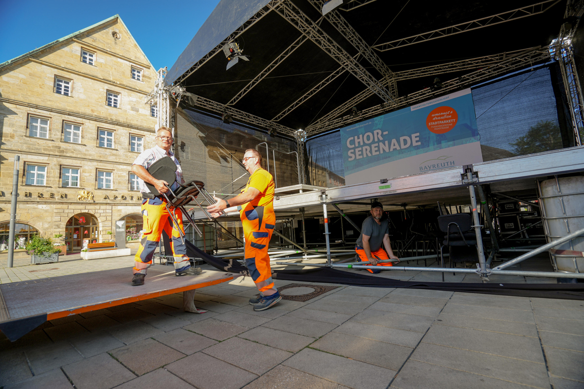Mitarbeiter des Bayreuther Stadtbauhofs leisten letzte Aufbauarbeiten für die Chorserenade auf dem Stadtparkett.
