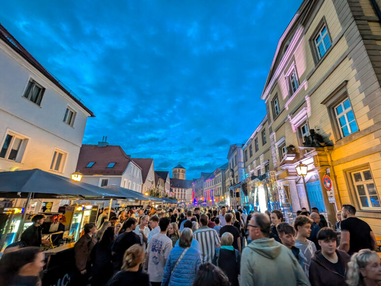 Gasse mit Menschenmenge | Foto: BMTG
