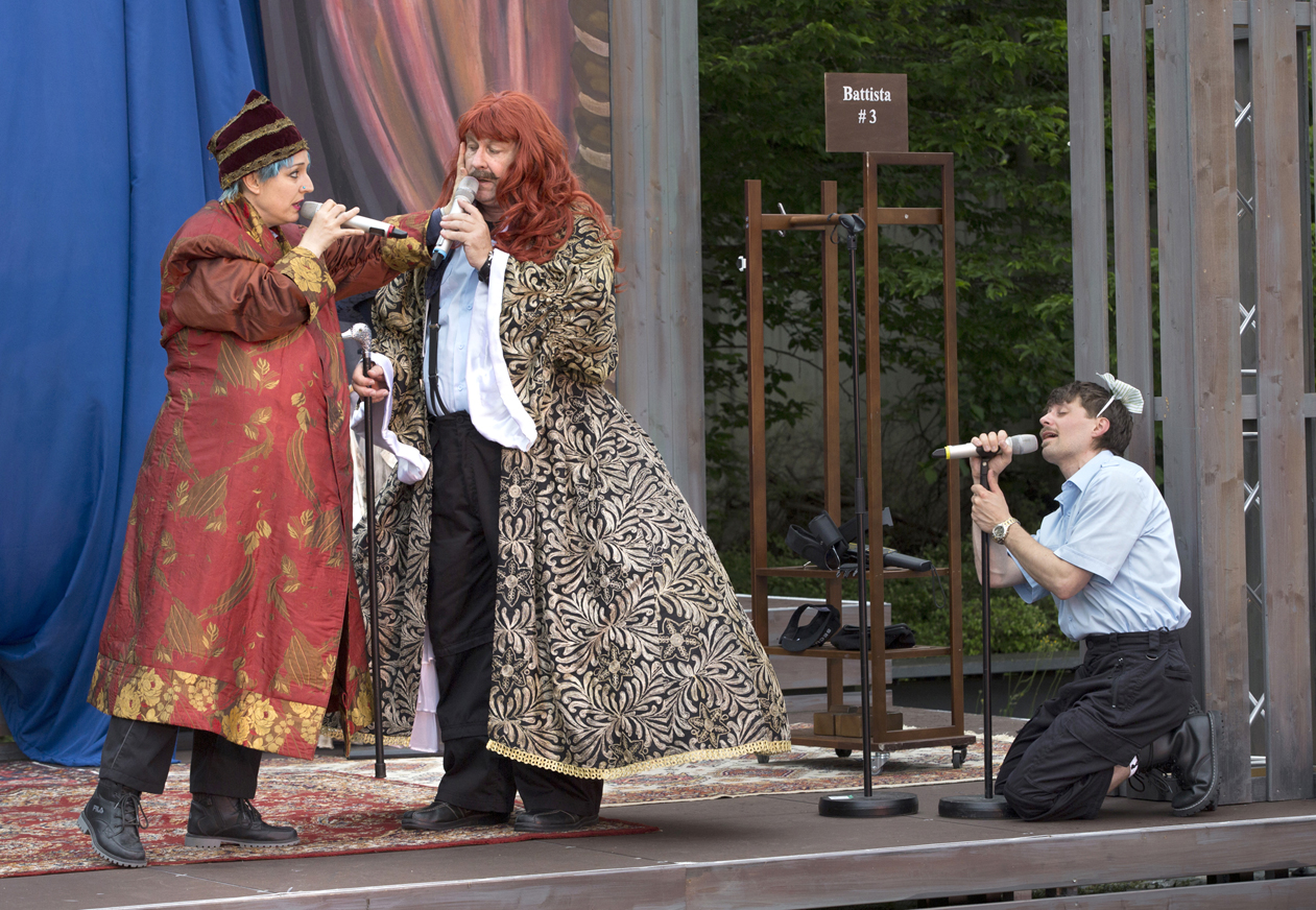 Drei Schauspieler auf einer Bühne im Gespräch. | Foto: H. Dietz
