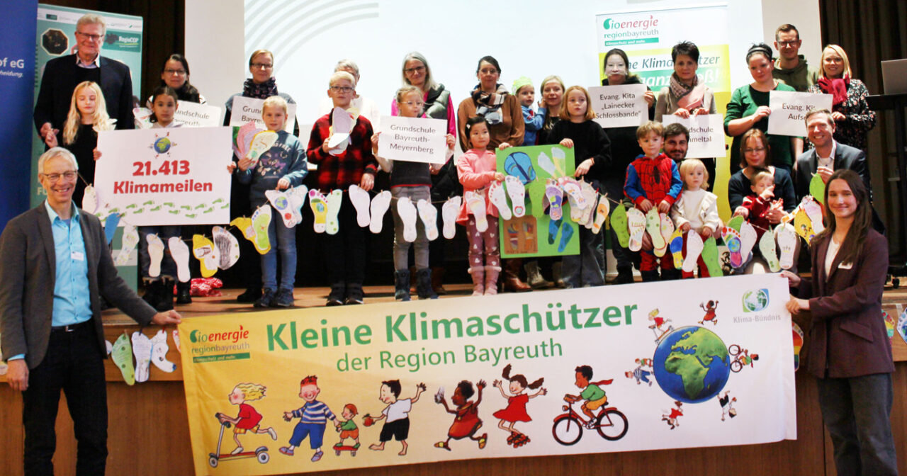 Eine Gruppe von Kindern hält ein Transparent. | Foto: Kirstin Köhler