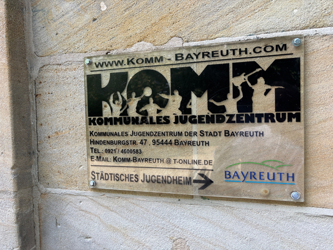 Eingangsschild KOMM Kommunales Jugendzentrum Bayreuth