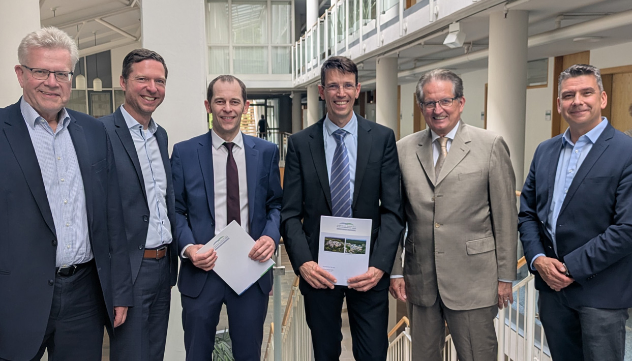 Prof. Dr. Alexander Link und Dr. Patrick Morhart (mitte) sind zu neuen Klinikdirektoren am Klinikum Bayreuth berufen. Zweckverbandsvorsitzender Oberbürgermeister Thomas Ebersberger, Aufsichtsratsvorsitzender Landrat Florian Wiedemann, Geschäftsführer Dietm,ar Pawlik und der Ärztliche Direktor, Prof. Dr. Christian Stumpf (von links) gratulierten. | Foto: Klinikum Bayreuth GmbH