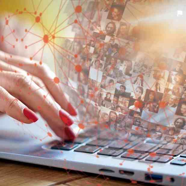 Hand tippt auf Tastatur, im Hintergrund sieht man viele Profile von Menschen