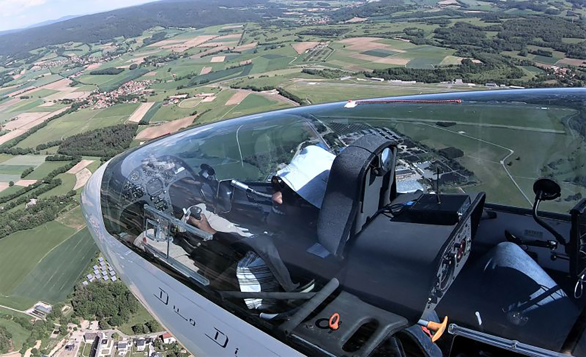 Blick von oben auf das Cockpit eines Segelflugzeuges