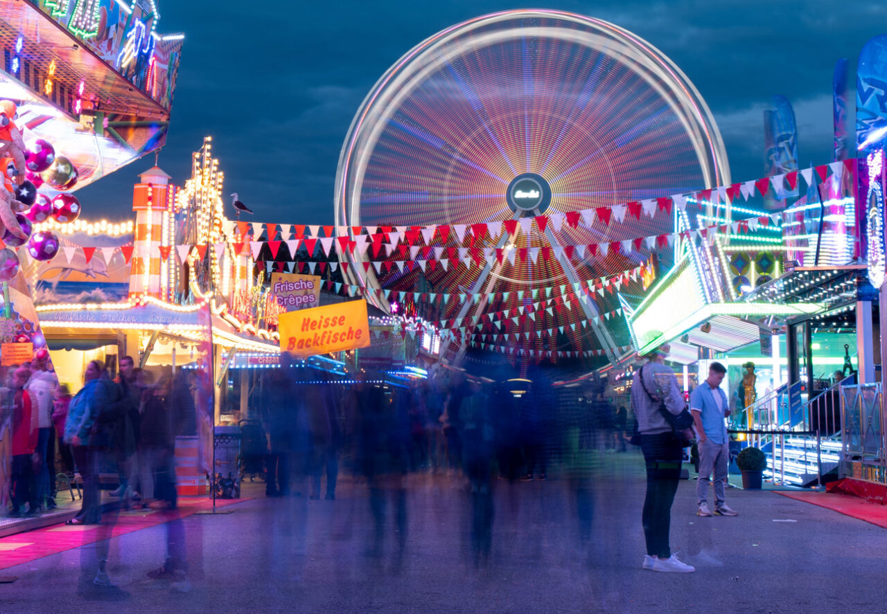Beleuchtetes Volksfestgelände mit Riesenrad. | Foto: BMTG