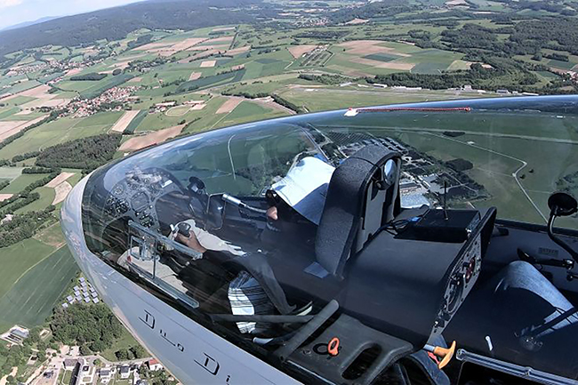 Blick von oben auf das Cockpit eines Segelflugzeuges