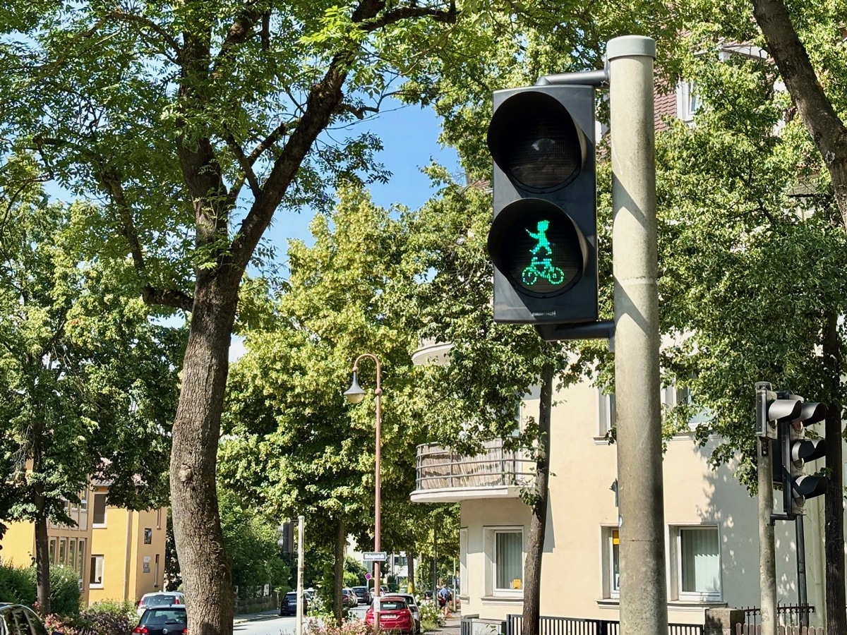 Eine grüne Fußgängerampel mit einem Richard Wagner Symbol. Foto: Stadt Bayreuth