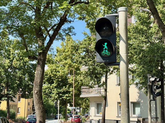 Eine grüne Fußgängerampel mit einem Richard Wagner Symbol. Foto: Stadt Bayreuth