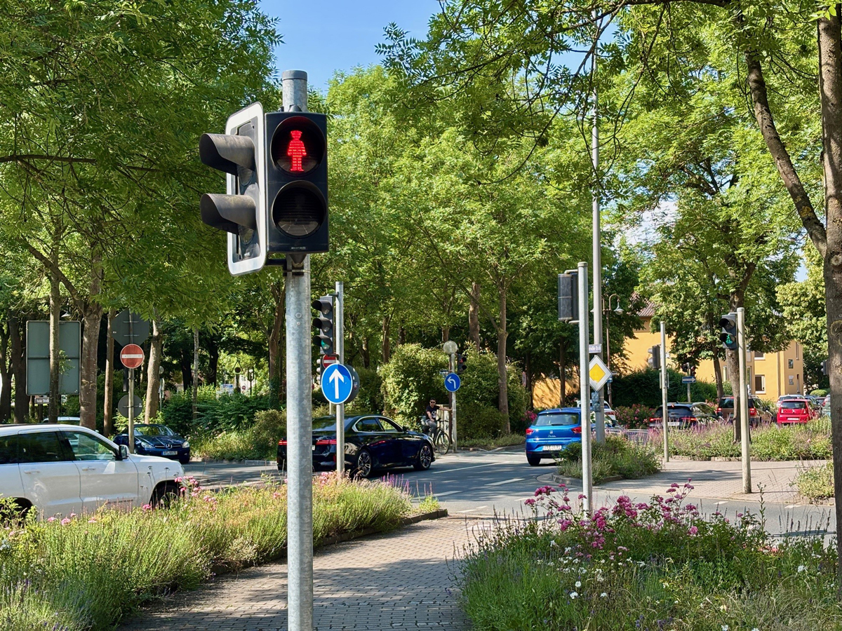 Eine rote Fußgängerampel mit einem Richard Wagner Symbol. Foto: Stadt Bayreuth