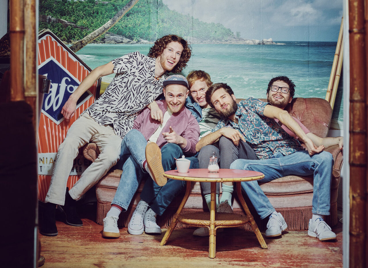 Fünf Männer sitzen auf einem Sofa. | Foto: Felix Groteloh