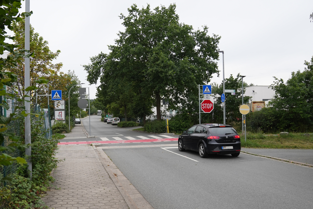 Ein Auto hält am Stoppschild der Kreuzung des Uni-Highways und der Karl-von-Linder-Straße