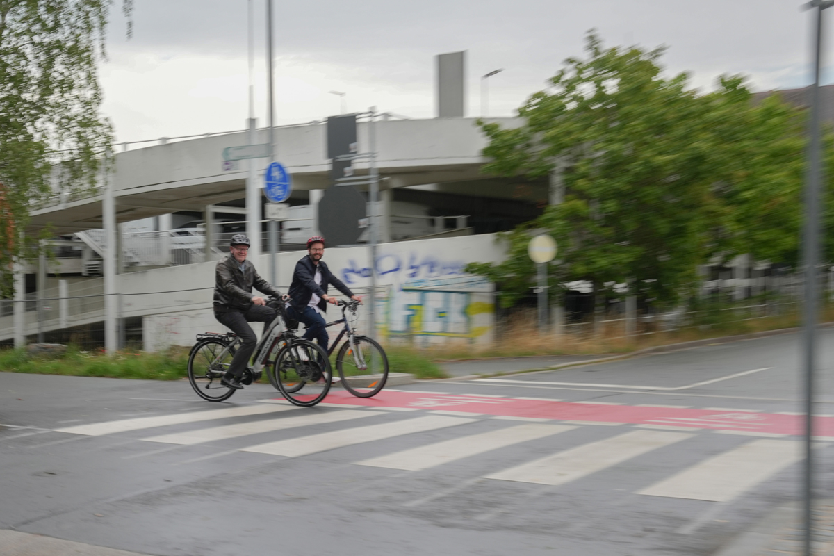 Oberbürgermeister Thomas Ebersberger und Zweiter Bürgermeister Dr. Andreas Zippel zeigen sich zufrieden mit der neuen Vorfahrtsregelung an der Kreuzung Uni-Highway und Karl-von-Linde-Straße. Foto: Stadt Bayreuth