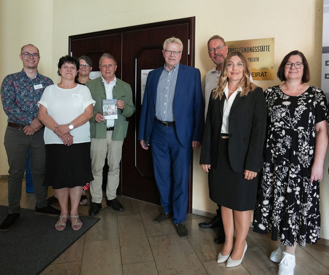 Am Mittwoch ist der neue Pflegestützpunkt der Stadt Bayreuth in der städtischen Bürgerbegegnungsstätte Am Sendelbach 1-3 eingeweiht worden. Das freut (v. li.) Bernd Hagen und Ines Schramm vom Pflegestützpunkt, Brigitte Nürnberger (Seniorenamt der Stadt Bayreuth), Bezirkstagspräsident Henry Schramm, Oberbürgermeister Thomas Ebersberger, Bezirksrat Dr. Stefan Specht, die Direktorin der AOK Bayreuth-Kulmbach, Melanie Heinlein-Lodes und Sozialreferentin Manuela Brozat. Foto: Stadt Bayreuth