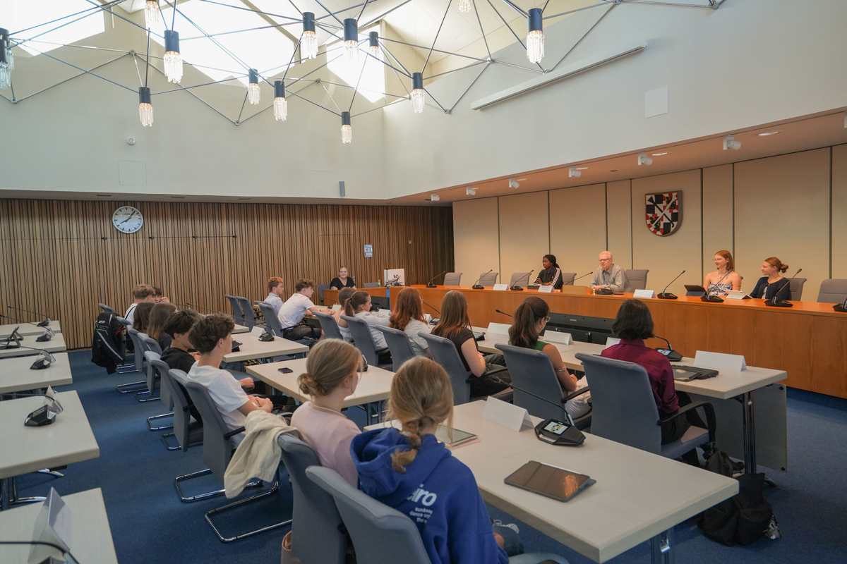 Knapp 50 Schülerinnen und Schüler der Klassen 10c und 10d des Graf-Münster-Gymnasiums lernten im Rahmen des Planspiels Schule bei einer Schülerrat-Sitzung im Großen Sitzungssaal im Neuen Rathaus die Grundzüge der Kommunalpolitik kennen. Foto: Stadt Bayreuth