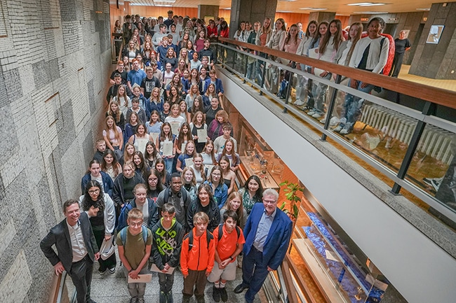 Die Schülerinnen und Schüler stehen auf einer Treppe