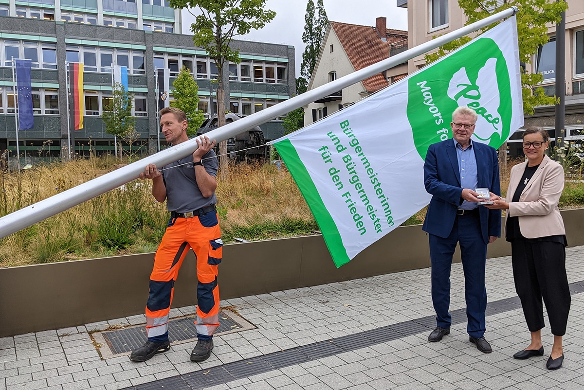 Oberbürgermeister Thomas Ebersberger und Künstlerin Lucie Kazda beim Hissen der Flagge „Mayors for Peace“. Foto: Stadt Bayreuth