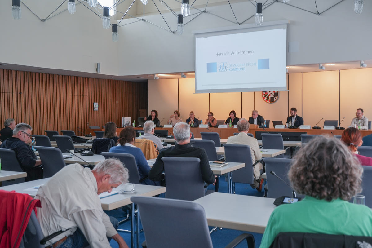 Neue Ergebnisse des Projekts „Demografiefeste Kommune“ sind jetzt den Mitgliedern des Stadtrats, Distriktvorstehenden sowie Leitenden von Referaten und Dienststellen im Neuen Rathaus bei einer Infoveranstaltung vorgestellt worden. Foto: Stadt Bayreuth