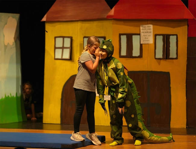 Zwei Kinder spielen Theater. Foto: Fotogruppe Bayreuth