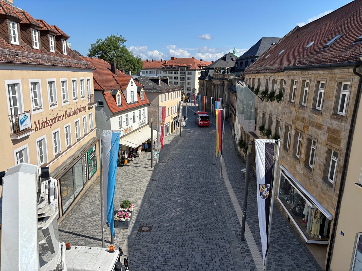 Auch die Opernstraße wurde von den Mitarbeitern des Stadtbauhofs für die am 25. Juli beginnenden Festspiele beflaggt. Foto: Stadt Bayreuth