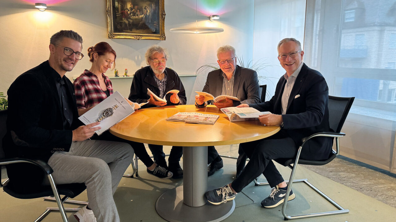 Sie zeigen sich sehr zufrieden mit der neuen Ausgabe des Bayreuth Magazins 2025/2026: (v. re.) GMK-Geschäftsführer Jörg Lichtenegger, Oberbürgermeister Thomas Ebersberger, Chefredakteur Gert-Dieter Meier, Martina Hacker (GMK) und Projektleiter Daniel Sutter (GMK). | Foto: Stadt Bayreuth