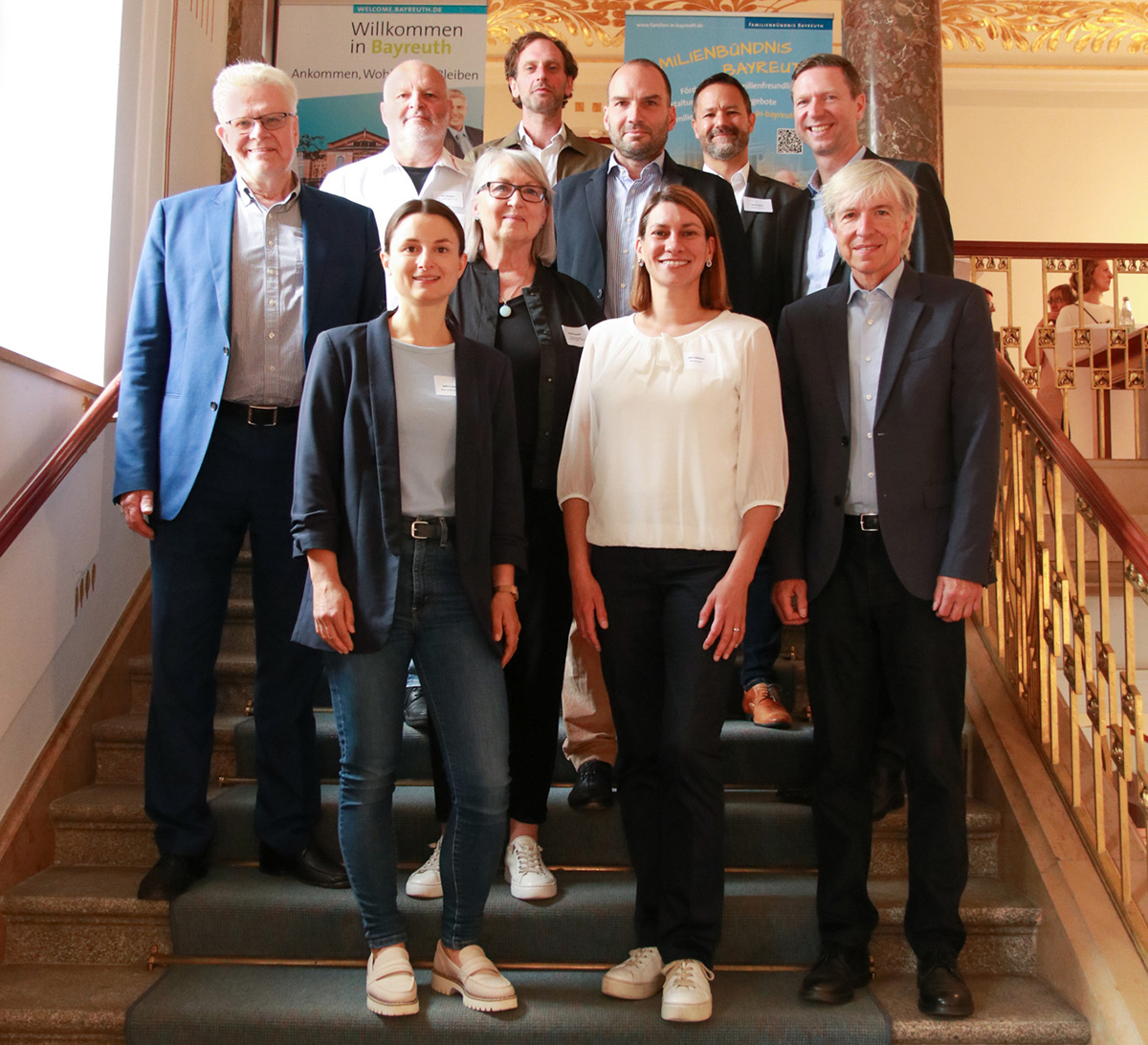 Mehrere Menschen stehen auf einer Treppe hintereinander