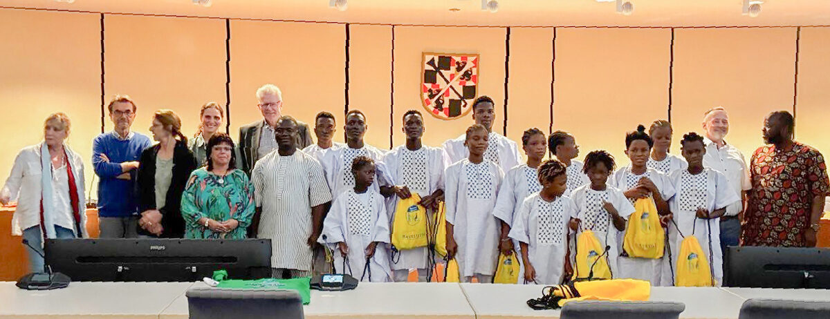 Kinder und Jugendliche aus Benin im Großen Sitzungssaal im Neuen Rathaus Bayreuth.