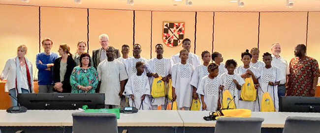 Kinder und Jugendliche aus Benin im Großen Sitzungssaal im Neuen Rathaus Bayreuth.