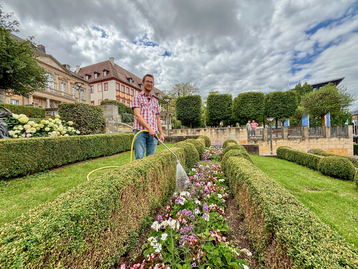 Harald Gräbner vom Stadtgartenamt verrät, wie mit der richtigen Gießtechnik Wachstum und Gesundheit der Pflanzen gefördert werden kann. Foto: Stadt Bayreuth