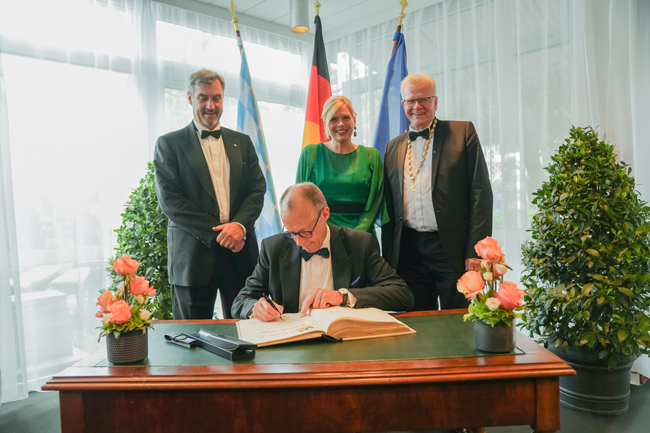 Anlässlich der Eröffnung der Bayreuther Festspiele am 25. Juli haben sich Bundeskanzler Friedrich Merz, Bundestagspräsidentin Julia Klöckner und der Bayerische Ministerpräsident Dr. Markus Söder im Goldenen Buch der Stadt verewigt.