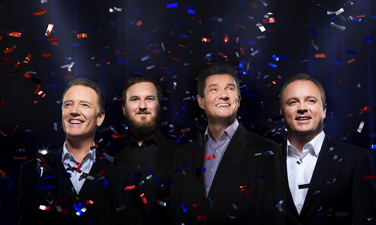 Cantabile - The London Quartet - vier Männer im Anzug vor dunklem Hintergrund und im Konfetti-Regen