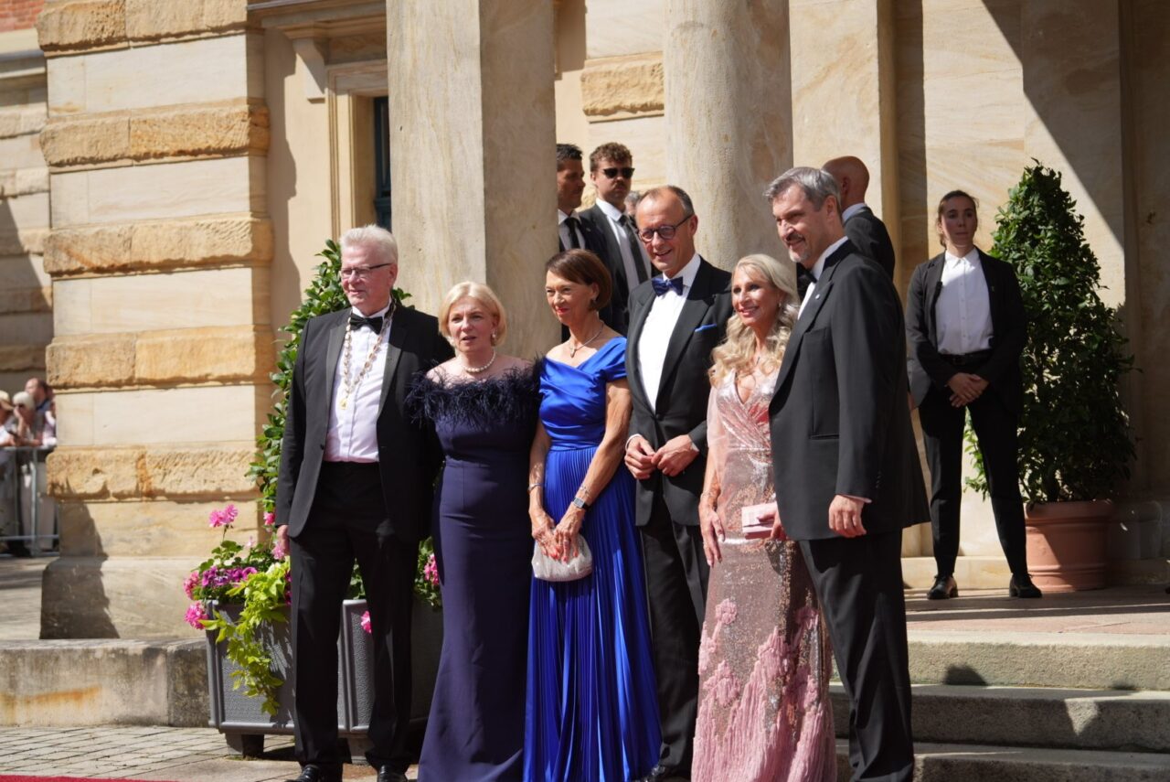 Begrüßung vor dem Festspielhaus (von links): Oberbürgermeister Thomas Ebersberger mit Gattin Stefanie Hellbach, Charlotte Merz und Bundeskanzler Friedrich Merz sowie Karin Baumüller-Söder und Ministerpräsident Markus Söder. | Foto: Stadt Bayreuth