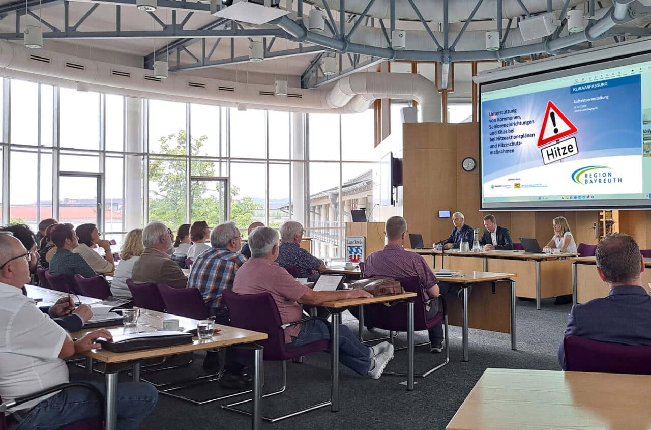 Konferenzraum mit zahlreichen Zuhörern. | Foto: Landratsamt Bayreuth
