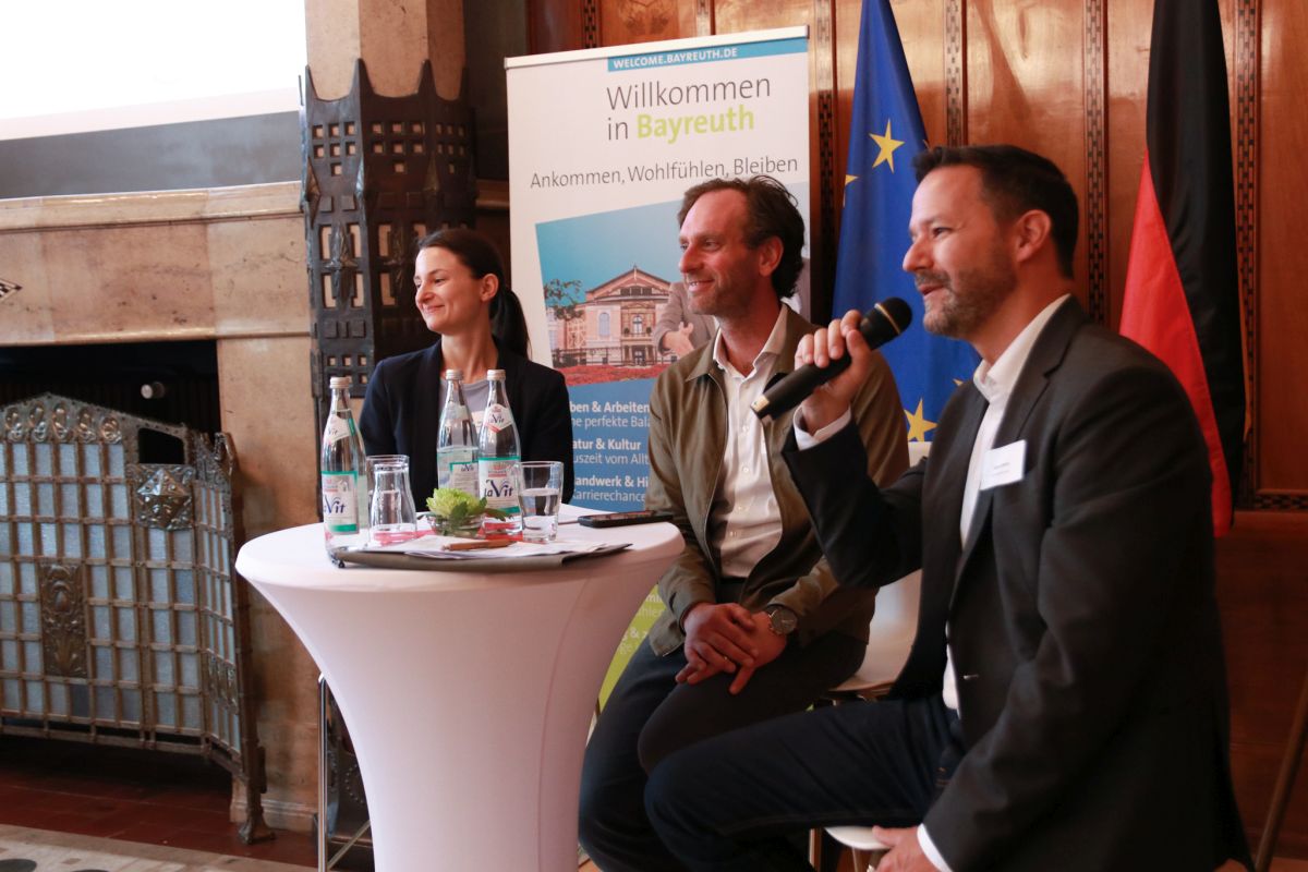 Best-Practice-Interview auf Barhockern mit Kathrin Buchfelder (Stäubli Holding Germany GmbH), mit Moderator Thomas Maier (Servicebüro "Lokale Bündnisse für Familie", Berlin) und Sascha Bohne (medi GmbH & Co. KG)