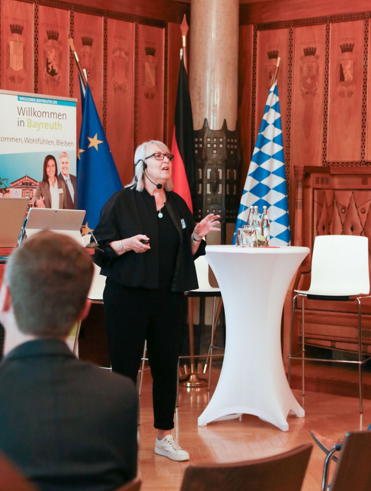 Kirsten Frohnert, Projektleiterin im Netzwerkbüro "Erfolgsfaktor Familie" hält den Vortrag wie Unternehmen eine pflegesensible Kultur entwickeln können.
