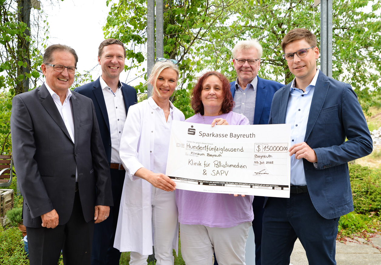 Bildtext: Gemeinsame Freude über die Unterstützung für die Klinik für Palliativmedizinn und die SAPV: Klinikum-Geschäftsführer Dietmar Pawlik, Aufsichtsratsvorsitzender Landrat Florian Wiedemann, Klinikdirektorin Dr. Sabine Gernhardt, Ärztliche Leiterin SAPV Susanne Dietze, Zweckverbandsvorsitzender Oberbürgermeister Thomas Ebersberger und Managing Director Thomas Simon (von links). | Foto: Klinikum Bayreuth GmbH