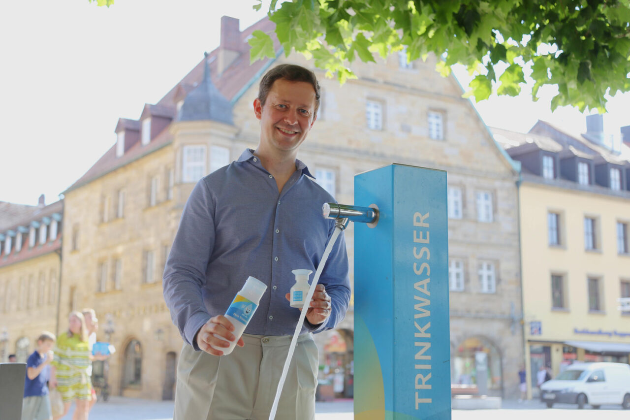 Stadtwerke-Geschäftsführer vor dem Trinkwasserbrunnen auf dem Stadtparkett | Foto: Stadtwerke Bayreuth