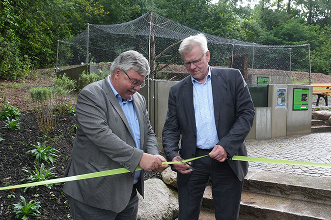 OB Ebersberger und R. Pfeifer durchschneiden das Band