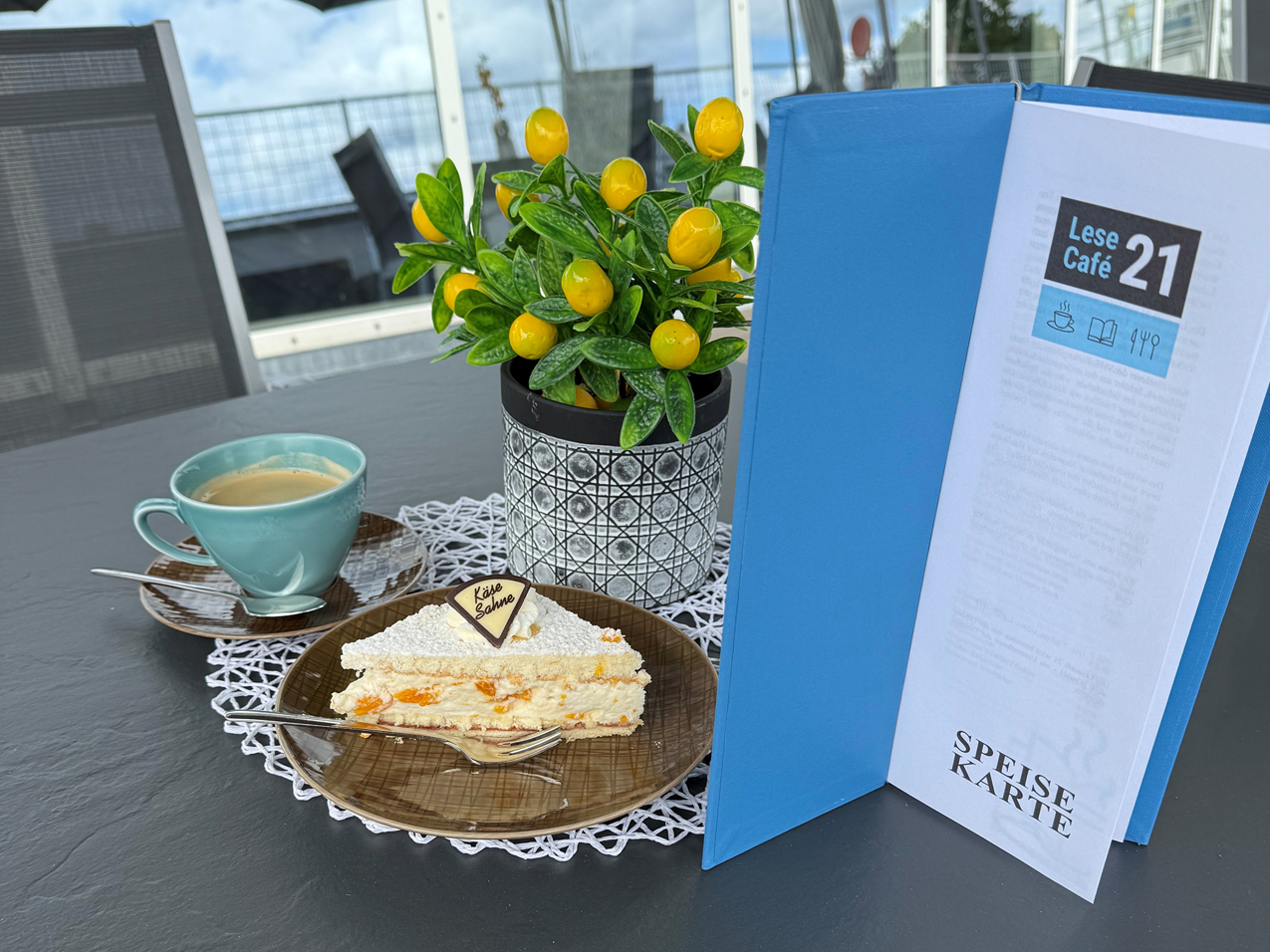 Eine Tasse Kaffee und ein Stück Kuchen stehen auf einem Terrassentisch. | Foto: Stadt Bayreuth