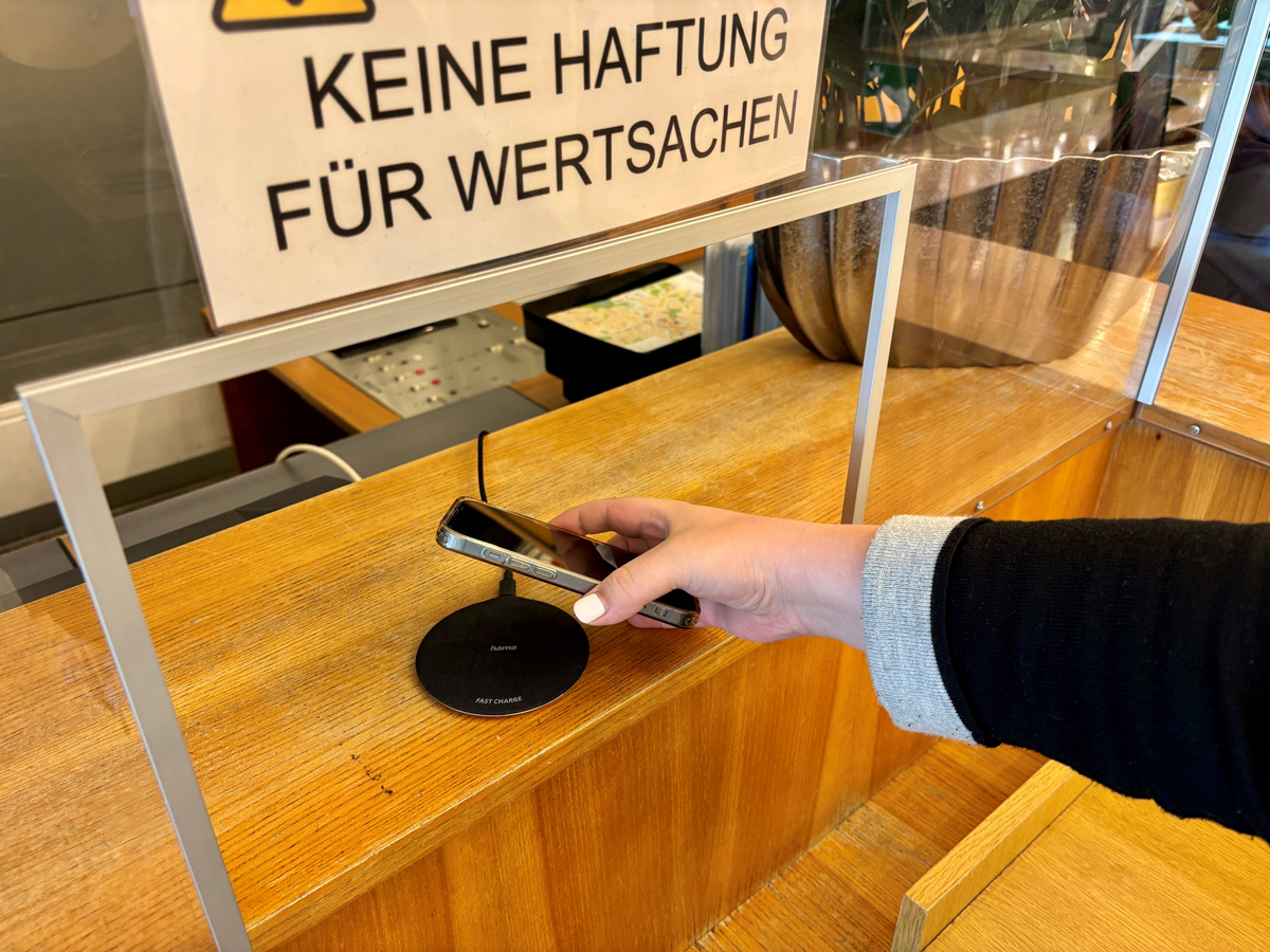 Ein Wireless Charger zum Handyladen. Foto: Stadt Bayreuth