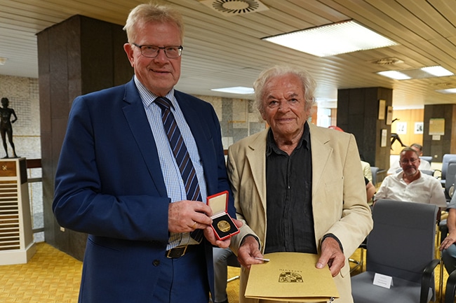 Oberbürgermeister Thomas Ebersberger mit dem Preisträger Ernst Burger
