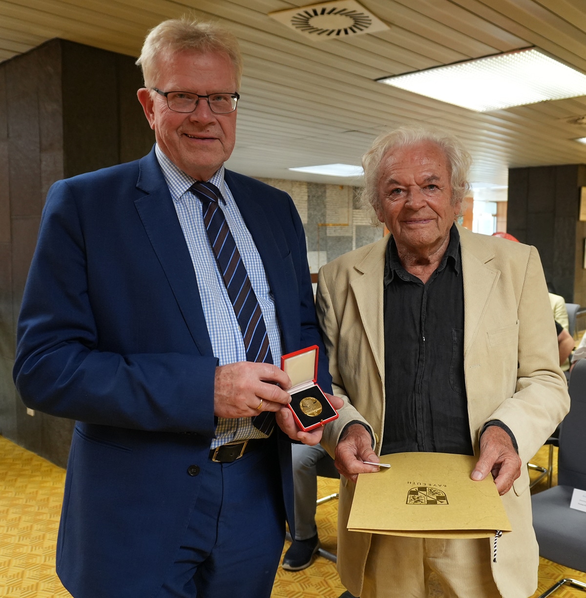 Oberbürgermeister Thomas Ebersberger mit dem Preisträger Ernst Burger