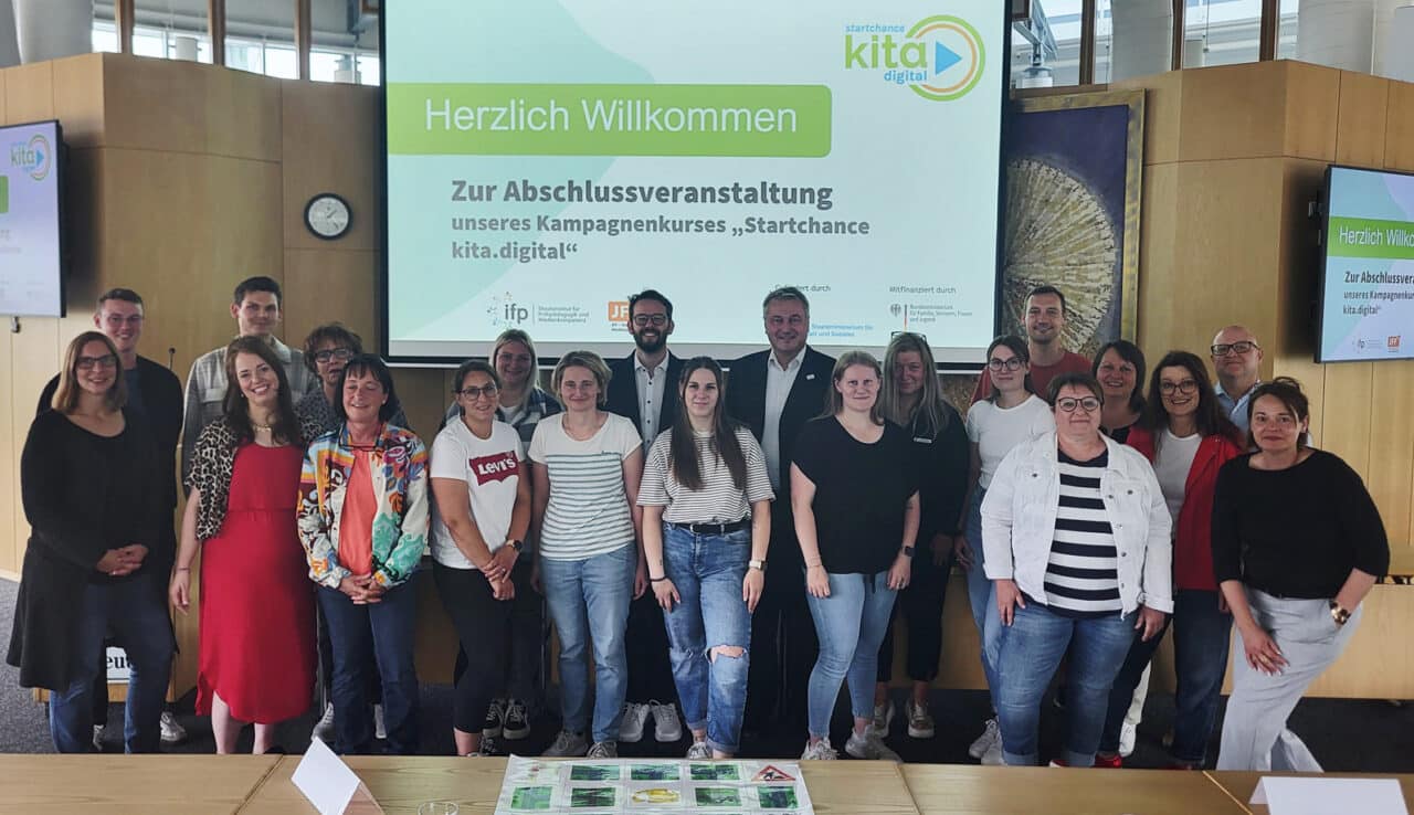 Eine Gruppe von Menschen steht vor einer Projektor-Leinwand. | Foto: Landratsamt Bayreuth