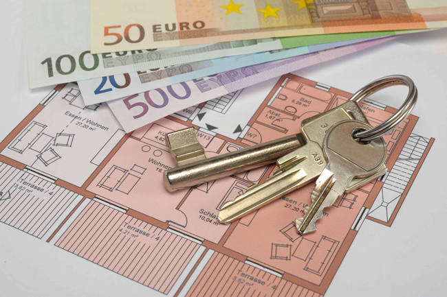 Symbolbild für Mietspiegel-Beitrag mit Geldscheinen, Schlüsseln und Wohnungsplan. Foto: Adobe Stock
