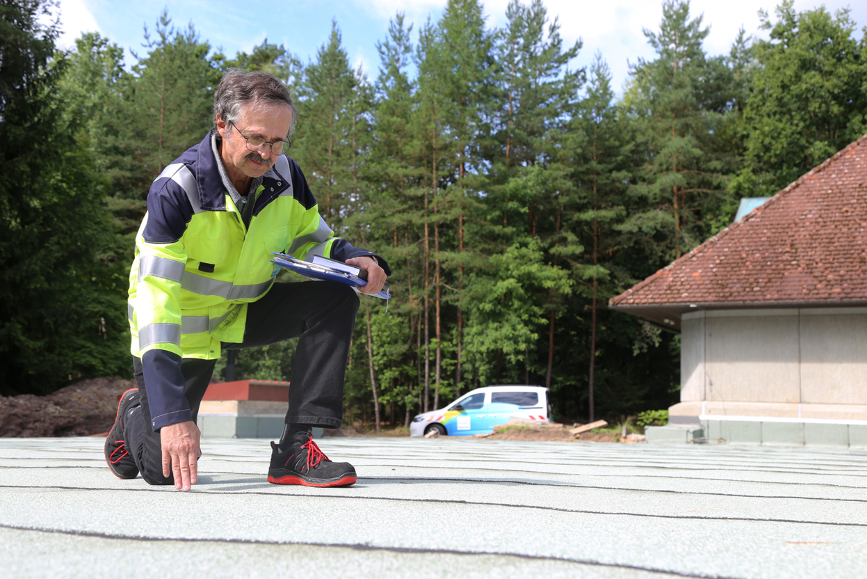 Ein Mann mit gelber Schutzweste kniet auf einer Betonfläche. | Foto: Stadtwerke Bayreuth