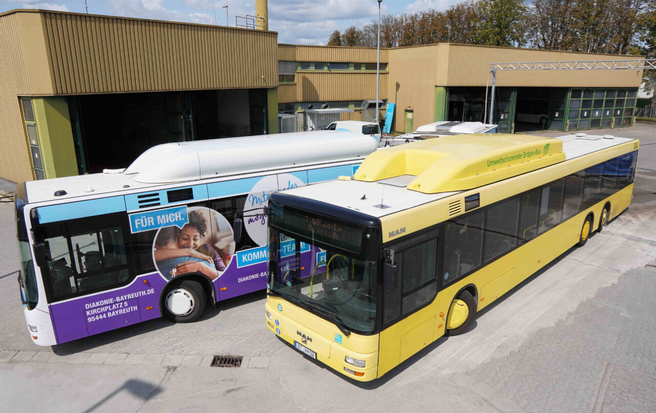 Zwei große Omnibusse stehen vor einer Lagerhalle. | Foto: Stadtwerke Bayreuth