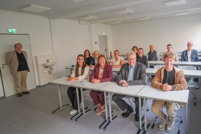 Oberbürgermeister Thomas Ebersberger (vo. 2. v. re.) hat am Mittwoch, 17. September, mit Vertretern der Stadtverwaltung ein zweigeschossiges Modulgebäude mit vier Klassenräumen an das Richard-Wagner-Gymnasium übergeben. Darüber freuten sich neben Schulleiterin Ursula Graf (vo. 3. v. re.) auch Vertreter des Elternbeirats sowie Schülerinnen und Schüler des RWG. Foto: Stadt Bayreuth