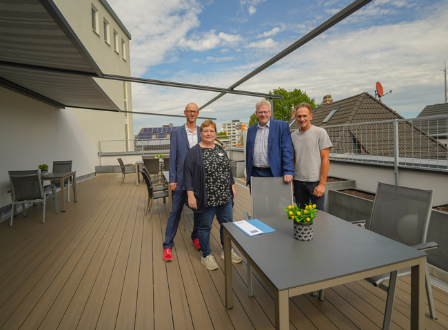 Oberbürgermeister Thomas Ebersberger und stellvertretende Bibliotheksleiterin Heike Enders sowie der Leiter des städtischen Hochbauamtes, Björn Chilla (li.), und der Leiter Bauunterhalt im Hochbauamt, Michael Kraus (re.), zeigten sich sehr zufrieden mit dem Ergebnis der vor einem Jahr begonnenen Sanierung. Foto: Stadt Bayreuth