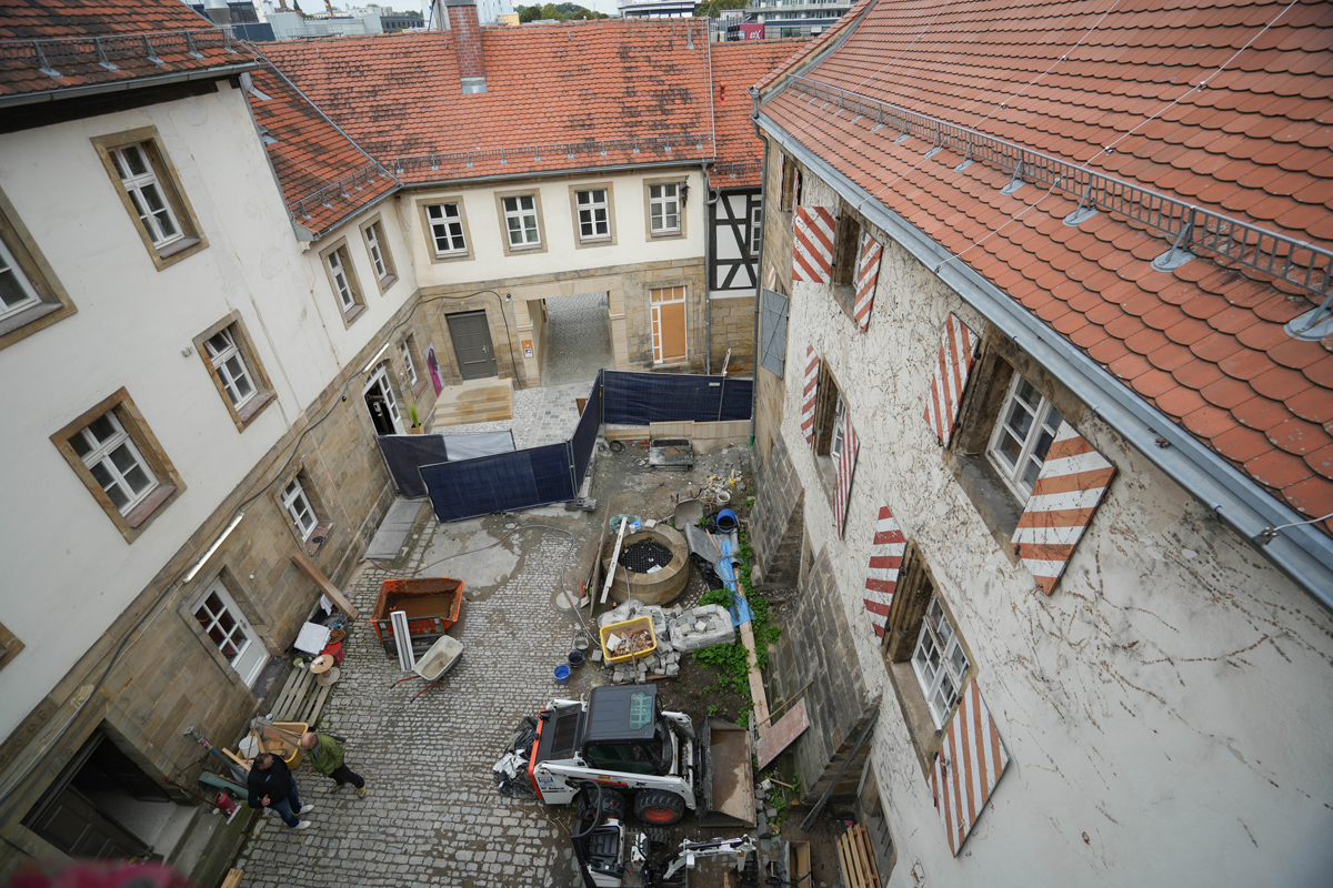 Blick in den Spitalhof: Aufgrund der Bauarbeiten kann der Durchgang zur Maximilianstraße nicht genutzt werden, der Durchgang zur Straße „Am Mühltürlein“ (oben) jedoch schon. Foto: Stadt Bayreuth