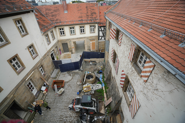 Blick in den Spitalhof: Aufgrund der Bauarbeiten kann der Durchgang zur Maximilianstraße nicht genutzt werden, der Durchgang zur Straße „Am Mühltürlein“ (oben) jedoch schon. Foto: Stadt Bayreuth