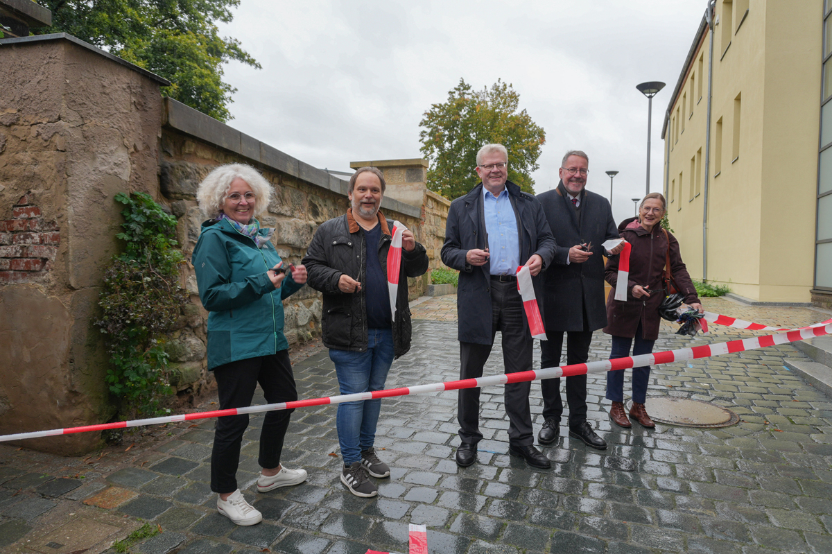 Oberbürgermeister Thomas Ebersberger (Mitte) gab am Donnerstag (25. September) zusammen mit (v. re.) den Fraktionsvorsitzenden Sabine Steininger (Bündnis90/Die Grünen) und Dr. Stefan Specht (CSU) sowie (v. li.) Stadtbaureferentin Urte Kelm und dem Leiter des Amtes für Städtebauförderung, Bernd Spindler, Bauabschnitt II des Höhenwegs zwischen Mühltürlein und Frauengasse für die Öffentlichkeit frei. Foto: Stadt Bayreuth